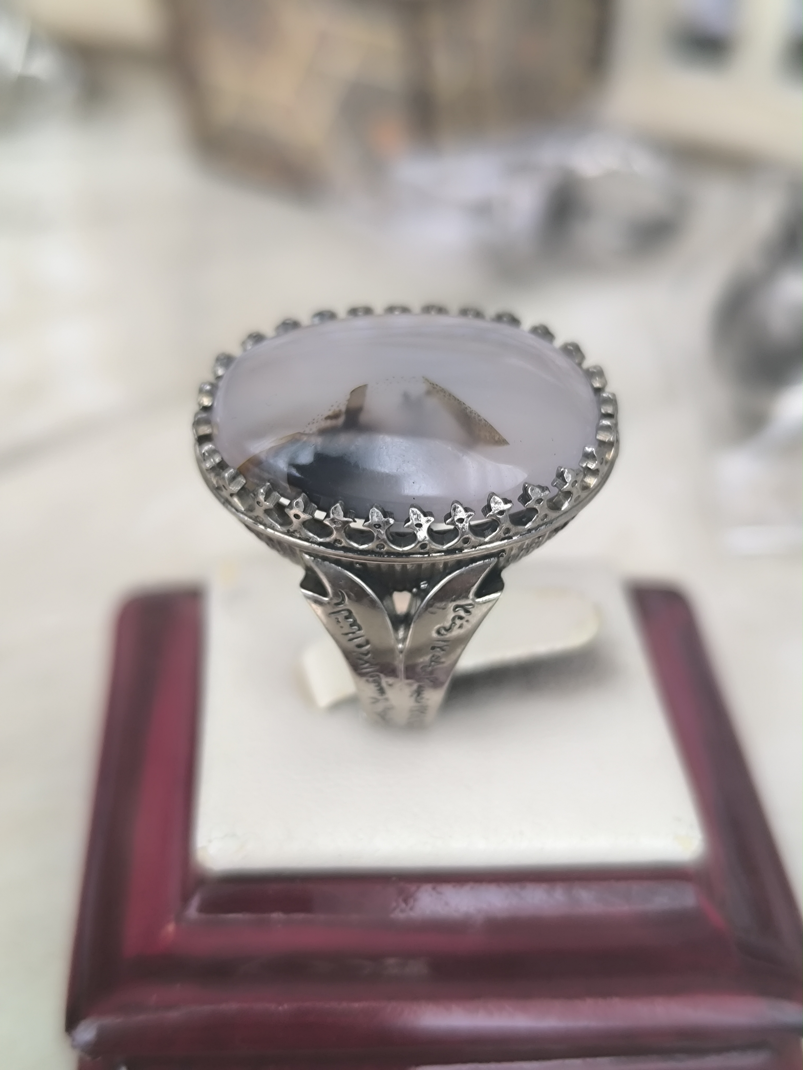انگشتر مردانه عقیق شجر منظره‌دار (زمینه شیری) با رکاب نقره روس و بازوی خطی