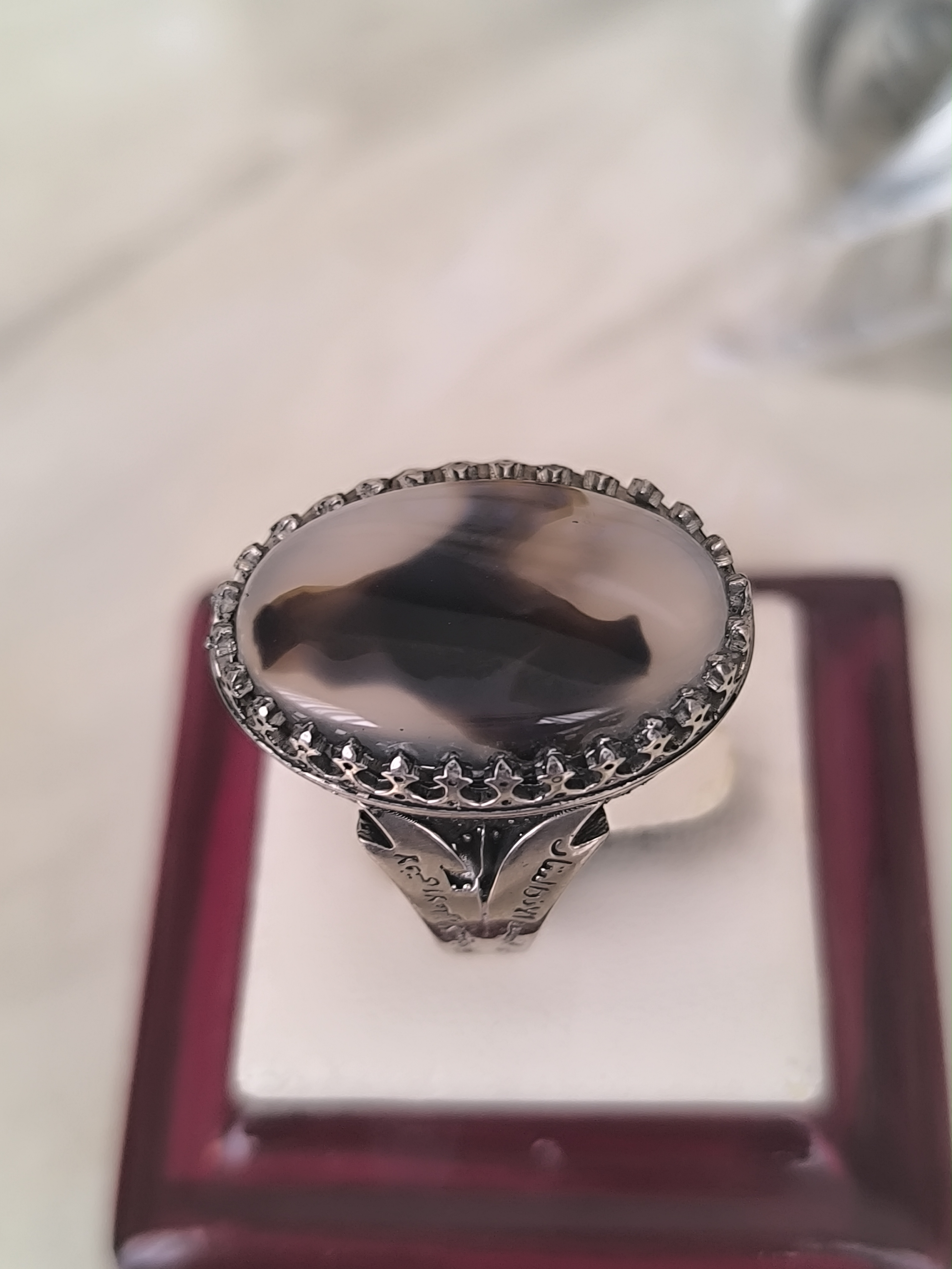 انگشتر مردانه عقیق سلیمانی (طرح شجر دودی) با بازوی خطی و رکاب نقره روس